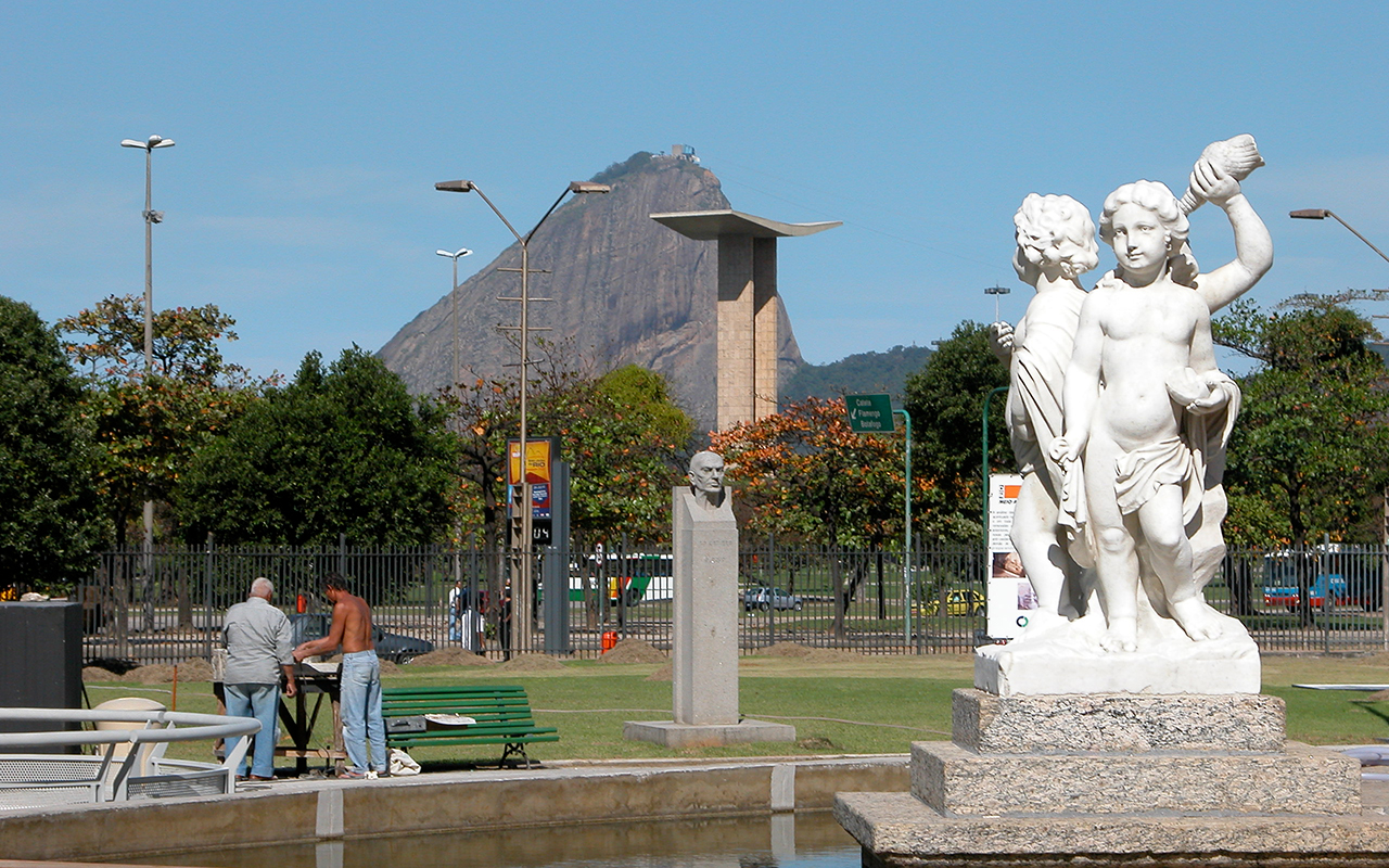 View to Flamengo Park and Sugarloaf from Praça Mahatma Gandhi in Cinelandia. Photo courtesy of ipanema.com